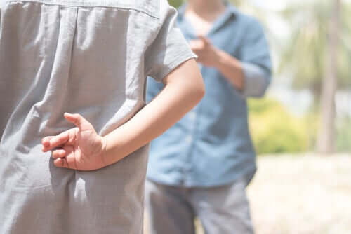 Un homme racontant des mensonges blancs