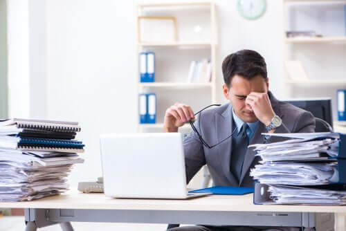 Un homme stressé au travail qui a besoin de silence et de repos