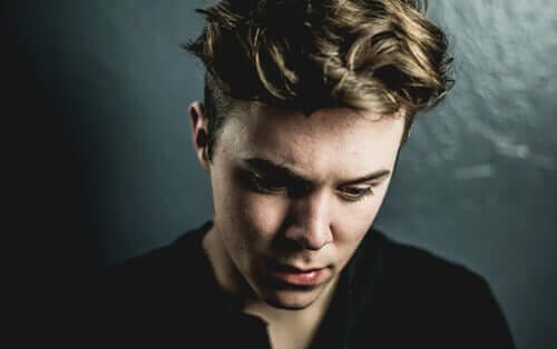 Un homme pensif en plein désespoir