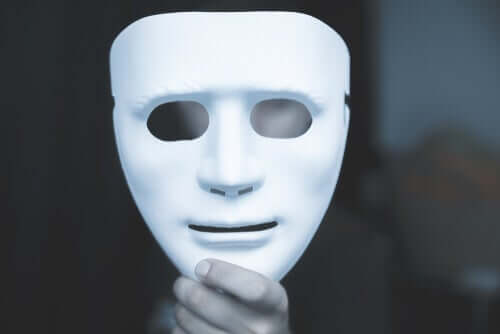Une main qui porte un masque