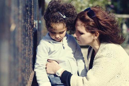Une mère en train de demander pardon à sa fille