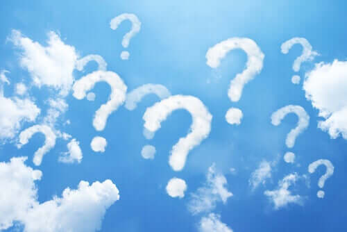 Des nuages en forme de points d'interrogation