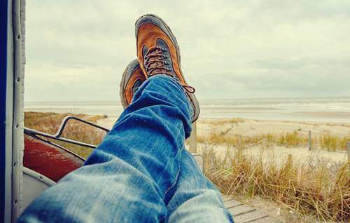 Une personne qui croise les jambes et qui aime perdre du temps