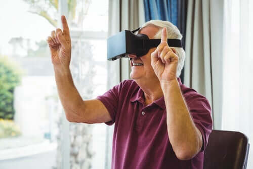 Un homme âgé avec un casque de réalité virtuelle