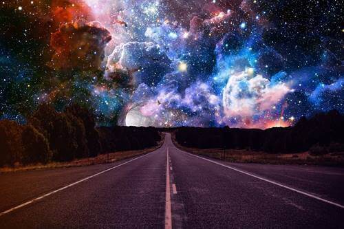 Une route et un ciel étrange