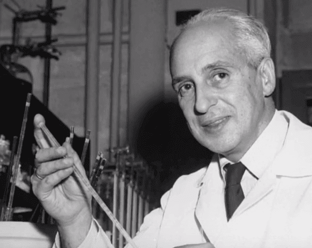 Severo Ochoa dans un laboratoire