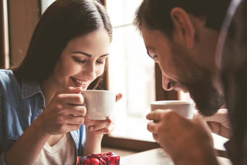 Un couple en train de boire un café