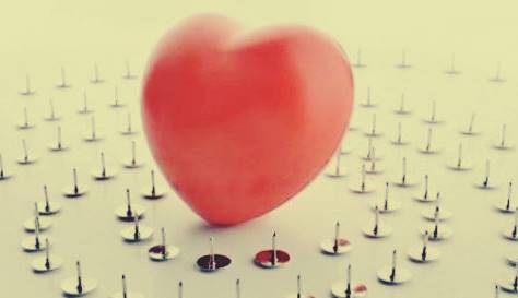Un coeur entouré de punaises représentant la philophobie