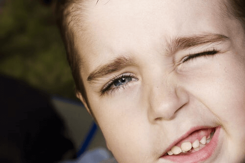 Les tics pendant l'enfance peuvent survenir