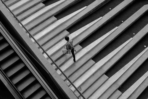 Une personne monte des marches d'escaliers