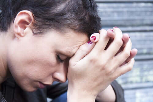 Une femme anxieuse