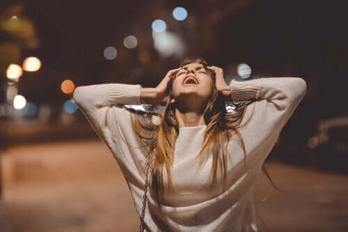 Une femme en plein processus de deuil