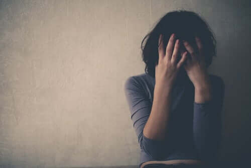 Une femme se cachant le visage