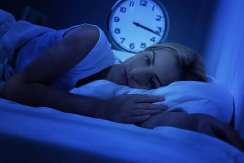 Une femme insomniaque dans son lit souffrant d'apnée du sommeil
