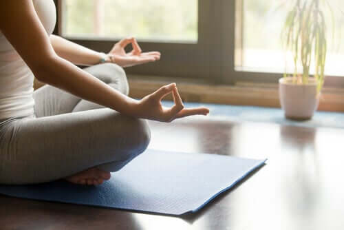 Une femme s'adonnant à des techniques de méditation