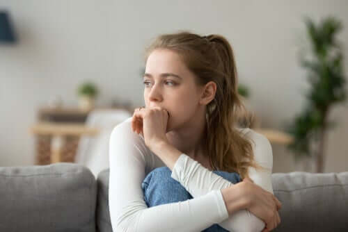 Une femme dans un cadre relationnel