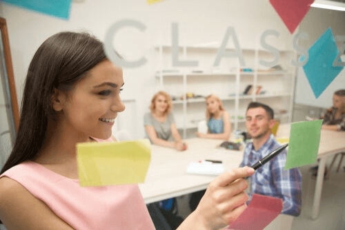 Une femme qui colle des post-it