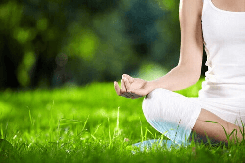 Une femme qui pratique le mindfulness