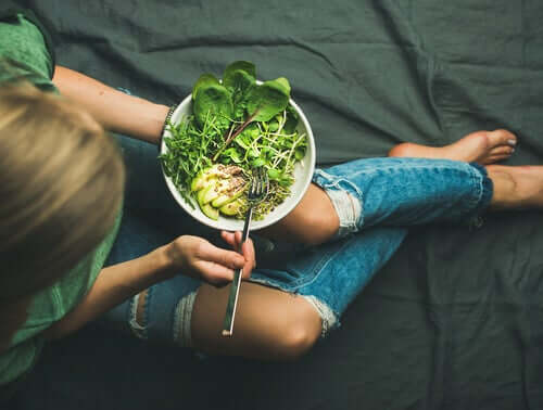 Une femme qui a une alimentation consciente