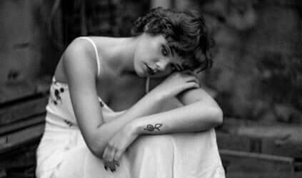 Une femme triste touchée par la vulnérabilité