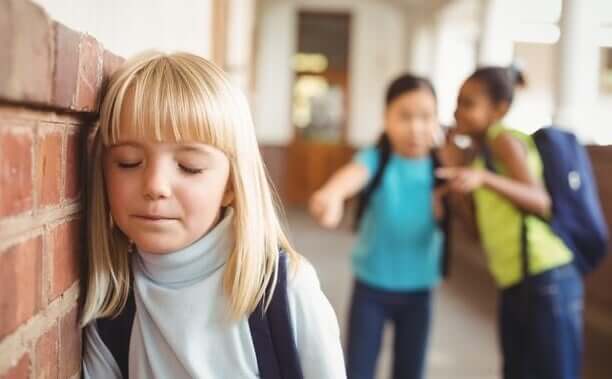 Une petite fille subissant le harcèlement scolaire