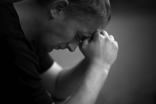 Un homme triste qui vit son processus de deuil