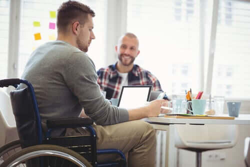 homme en fauteuil roulant souffrant d'un handicap