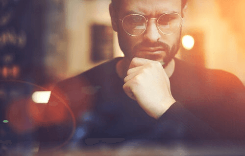 Un homme qui réfléchit à la théorie des cadres relationnels