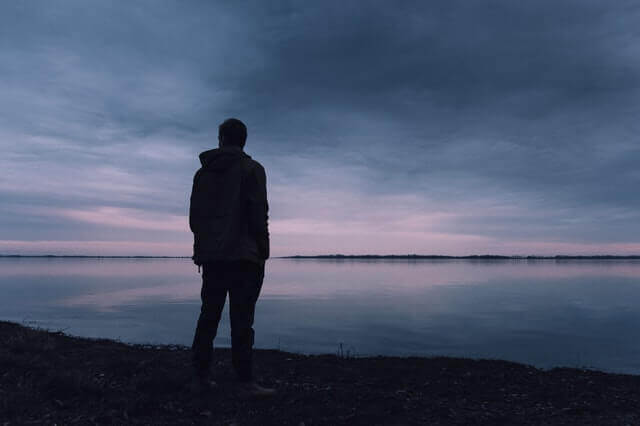 Un homme triste face à la mer souffrant d'une dépression non soignée