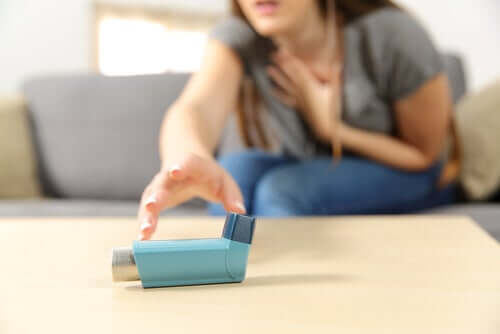 Une femme en pleine crise d'asthme