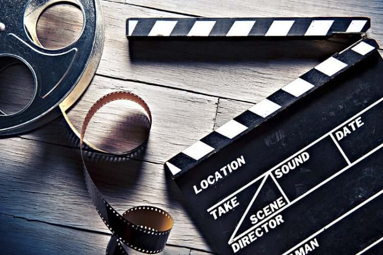 Un clap de cinéma et une pellicule