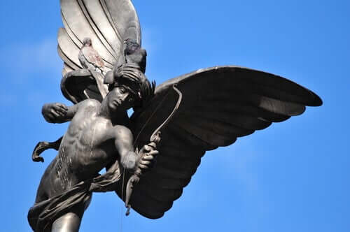 Une statue de Cupidon