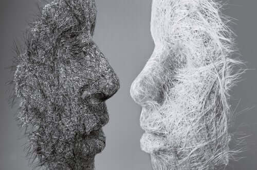 Deux masques de persécuteur