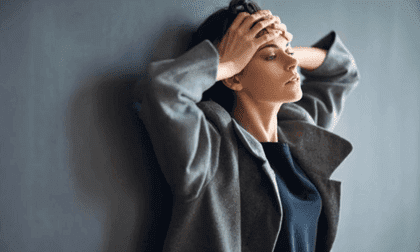 Une femme en proie à l'anxiété