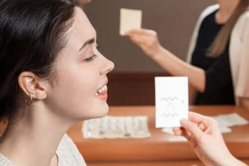 Une femme présentant le syndrome de l'accent étranger qui apprend à prononcer