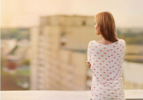 Une femme qui pense à la peur de souffrir