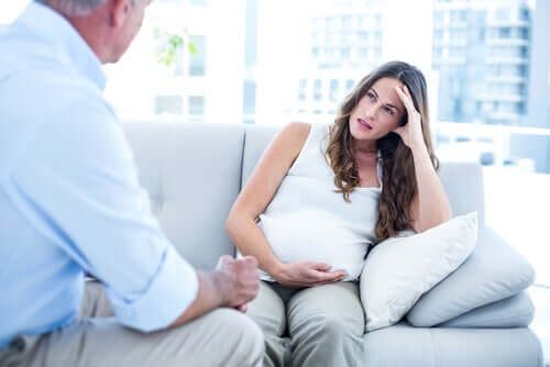 Une femme enceinte parlant à son psychologue de sa tocophobie