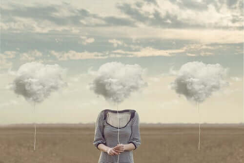 Une femme avec la tête dans les nuages