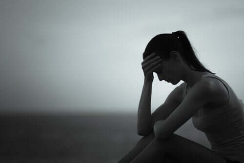 Une femme triste à cause d'un persécuteur