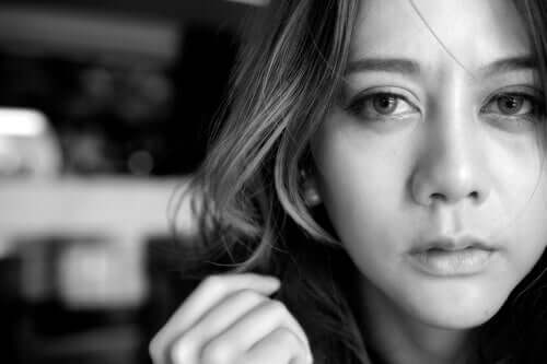Une femme triste à cause de larmes non versées