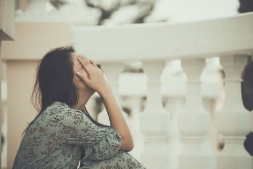 Une femme qui a peur de souffrir