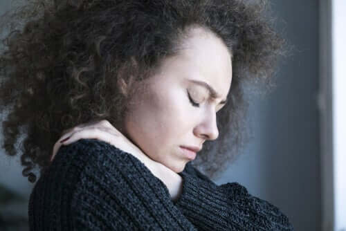 Une femme triste touchée par des troubles de l'humeur