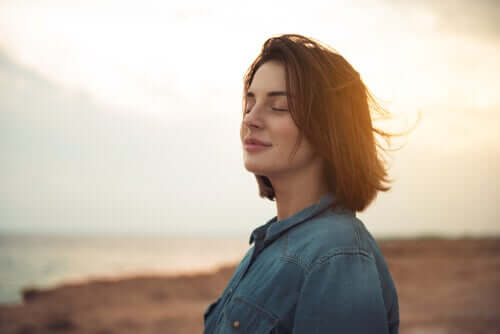 Une femme profite du soleil les yeux fermés