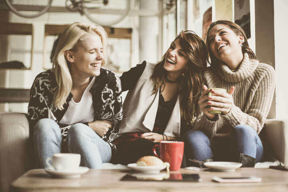 Trois femmes qui rient grâce à l'ocytocine