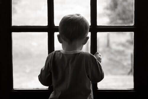 Un petit garçon touché par la dépression infantile