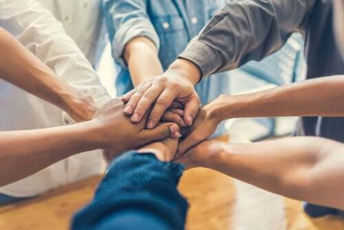 Des mains jointes représentant la cohésion de groupe