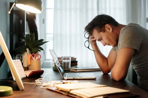 Une homme victime de la fatigue au travail