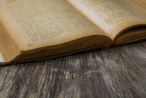 Un livre ancien ouvert