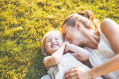 Une mère qui porte un amour inconditionnel à sa fille