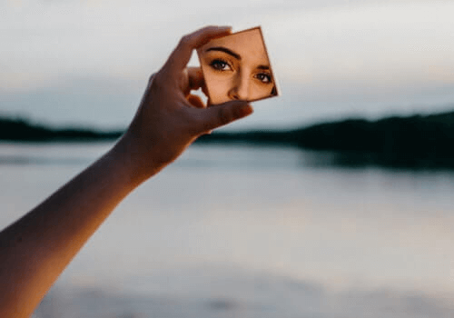 Le regard d'une femme dans un miroir